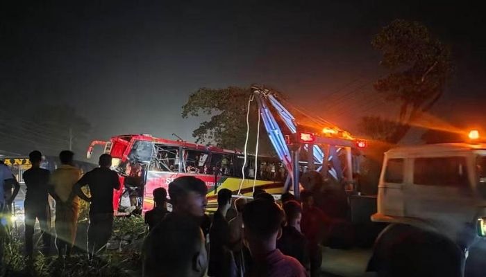 ফেনীতে ট্রাকের ধাক্কায় বাস উল্টে নিহত ১, আহত ২০